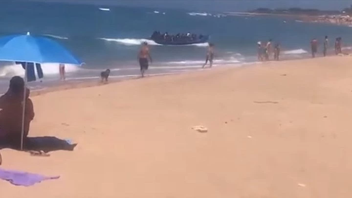 Βίντεο-σοκ: Μετανάστες πηδούν από βάρκα σε δημοφιλή παραλία στην Ισπανία